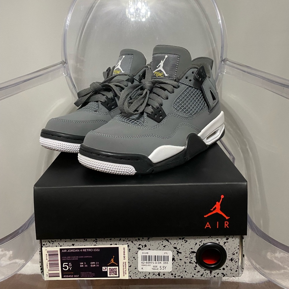 New Condition (worn once) Size: 5.5Y (Size: 7 WMN)